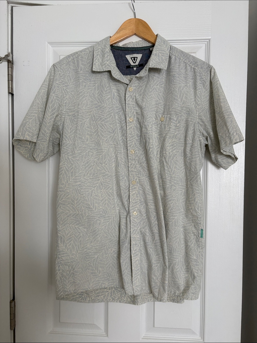 VISSLA Light Gray Short Sleeve Button-Up with Leaf Print